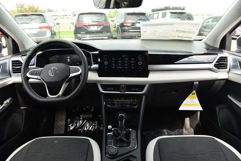 Volkswagen Taos Vehicle Full-screen Gallery Image 7