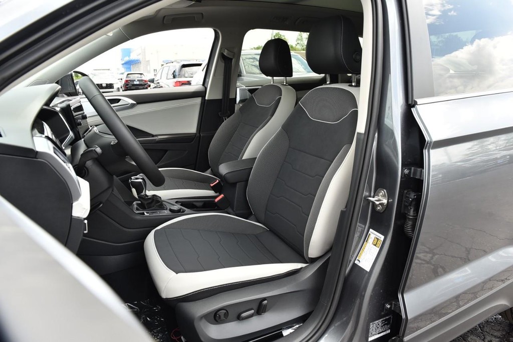 Volkswagen Taos Vehicle Full-screen Gallery Image 20
