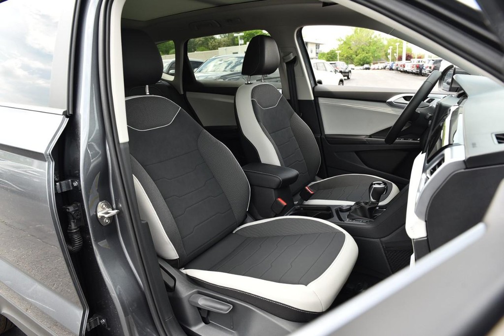 Volkswagen Taos Vehicle Full-screen Gallery Image 21