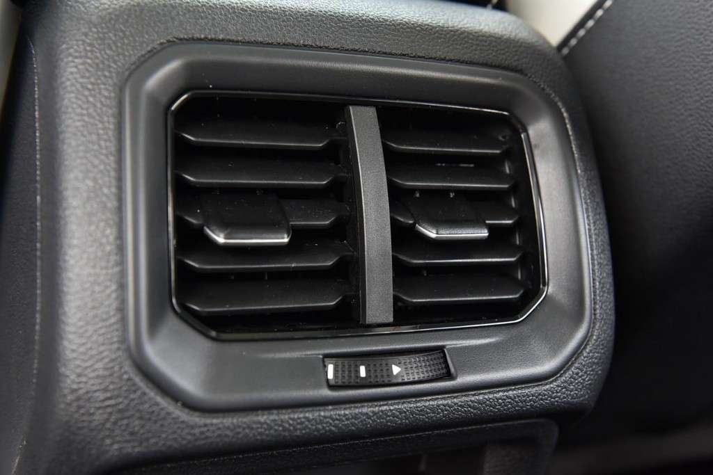 Volkswagen Taos Vehicle Full-screen Gallery Image 24