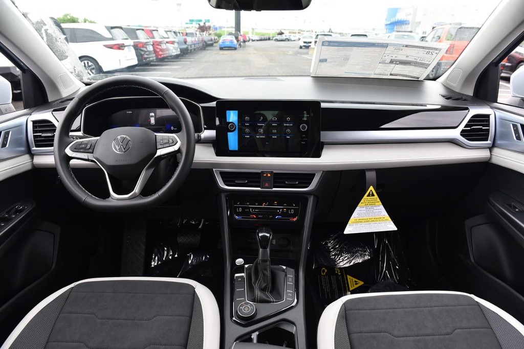 Volkswagen Taos Vehicle Full-screen Gallery Image 7
