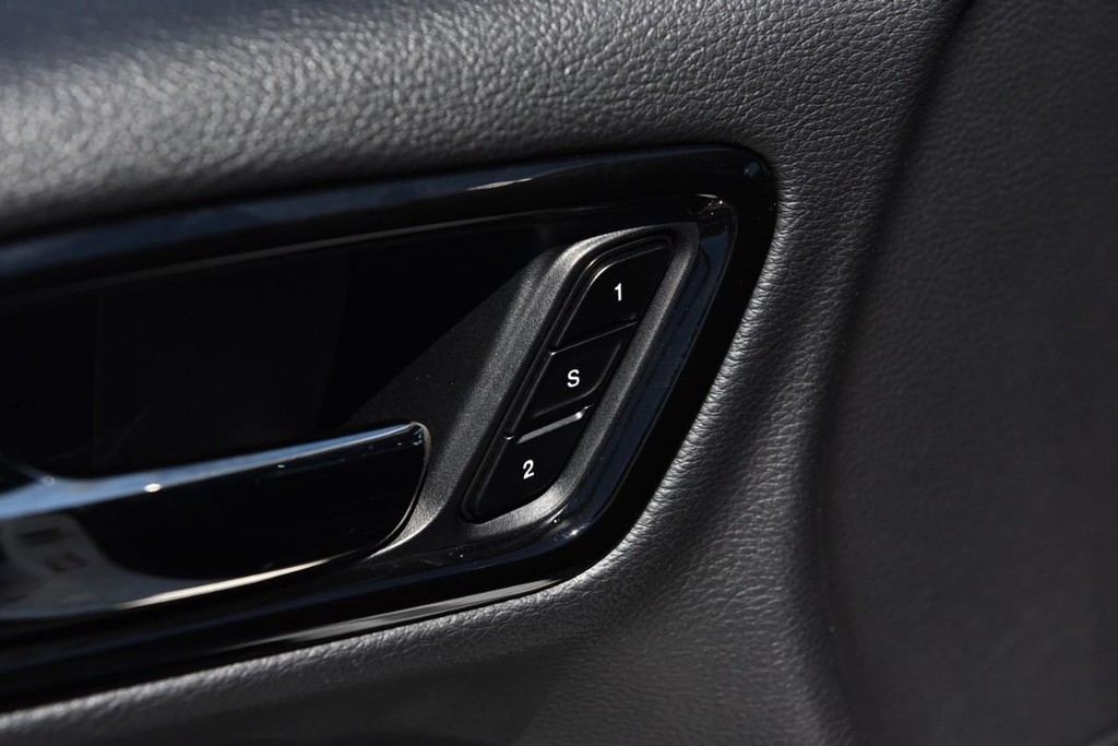 Dodge Durango Vehicle Full-screen Gallery Image 09