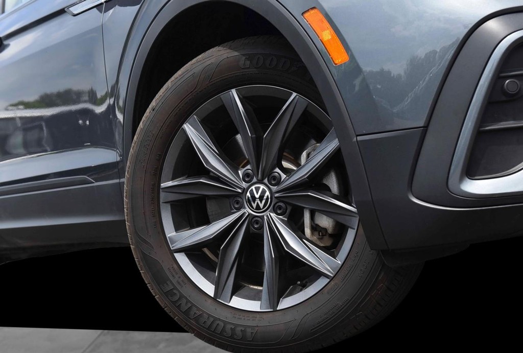 Volkswagen Tiguan Vehicle Full-screen Gallery Image 3