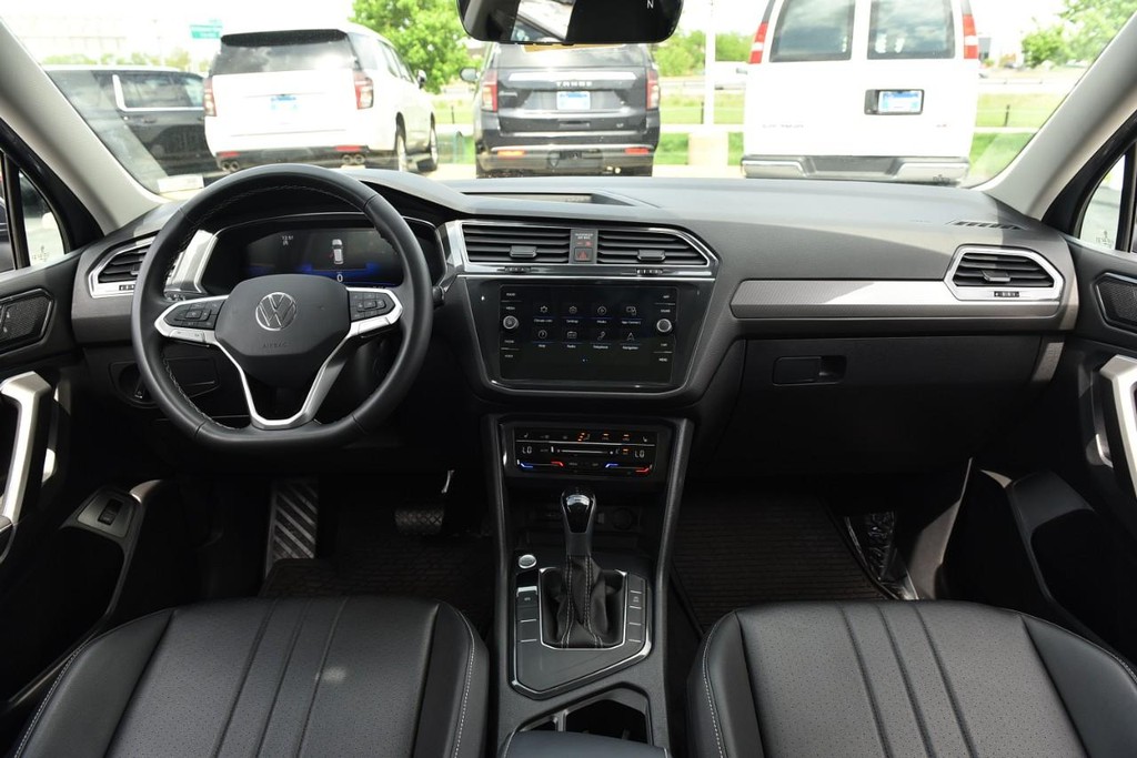 Volkswagen Tiguan Vehicle Full-screen Gallery Image 7