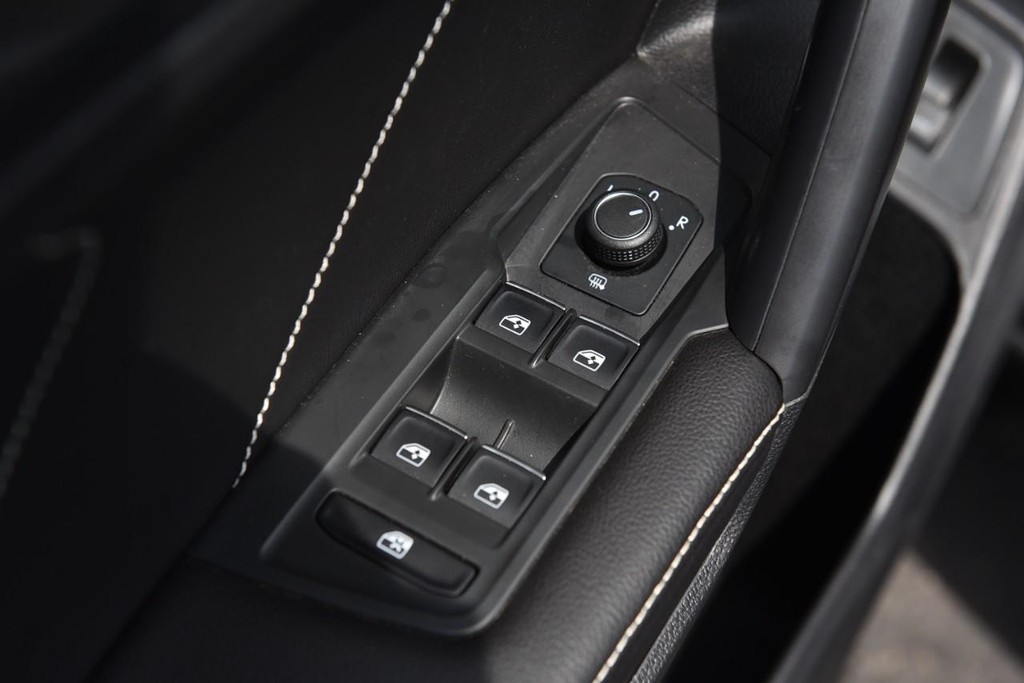 Volkswagen Tiguan Vehicle Full-screen Gallery Image 8