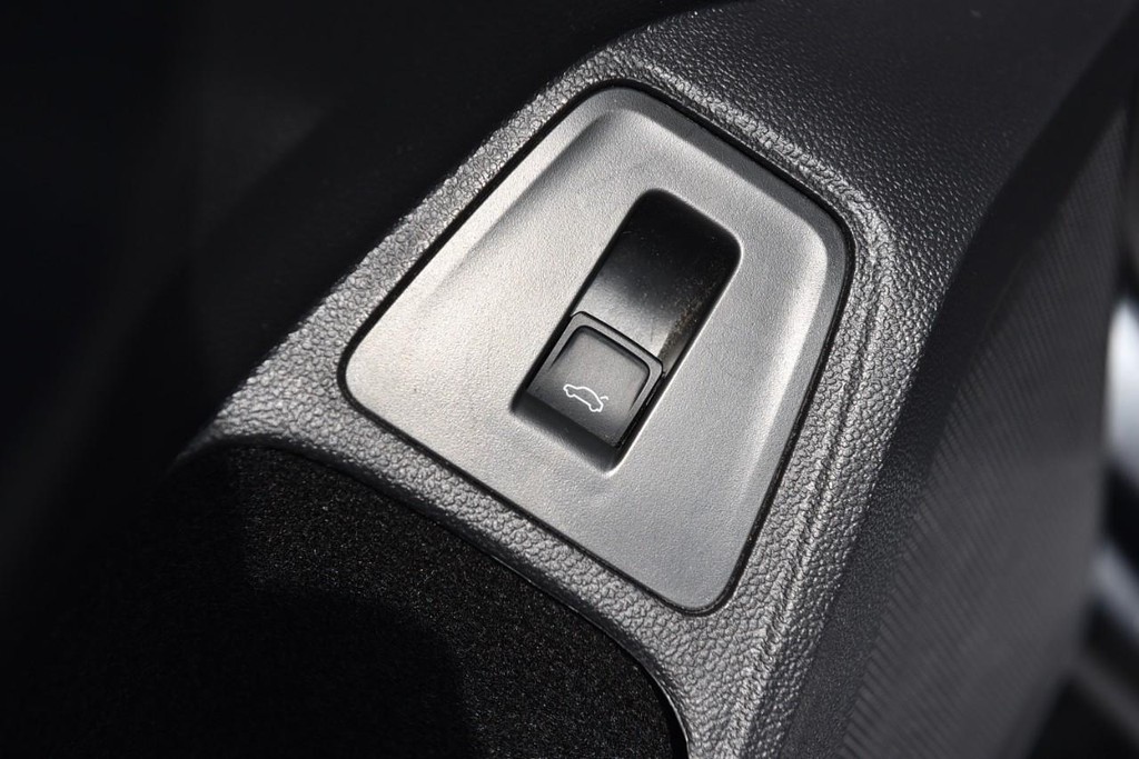 Volkswagen Tiguan Vehicle Full-screen Gallery Image 9