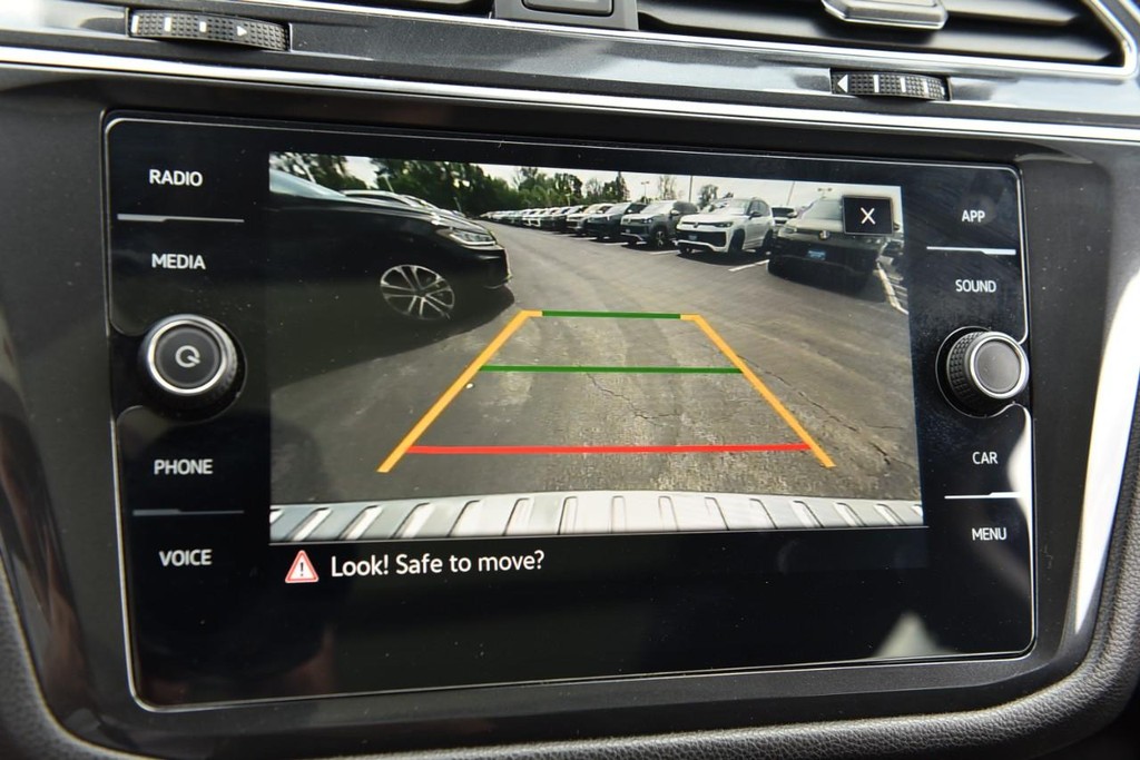 Volkswagen Tiguan Vehicle Full-screen Gallery Image 13