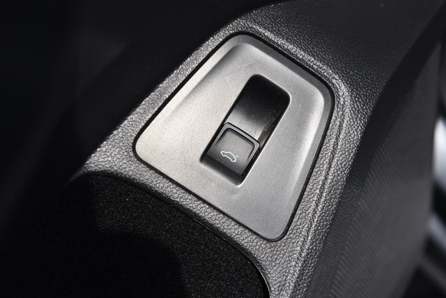 Volkswagen Tiguan Vehicle Image 09
