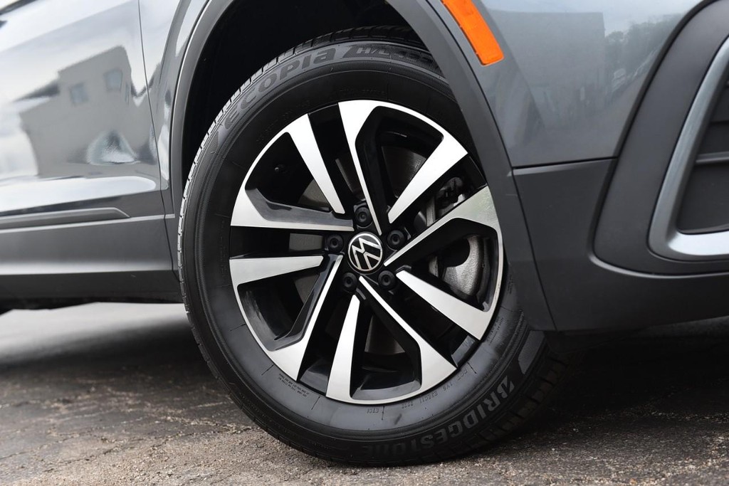 Volkswagen Tiguan Vehicle Full-screen Gallery Image 3