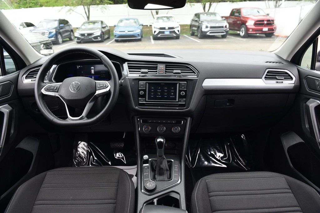 Volkswagen Tiguan Vehicle Full-screen Gallery Image 7