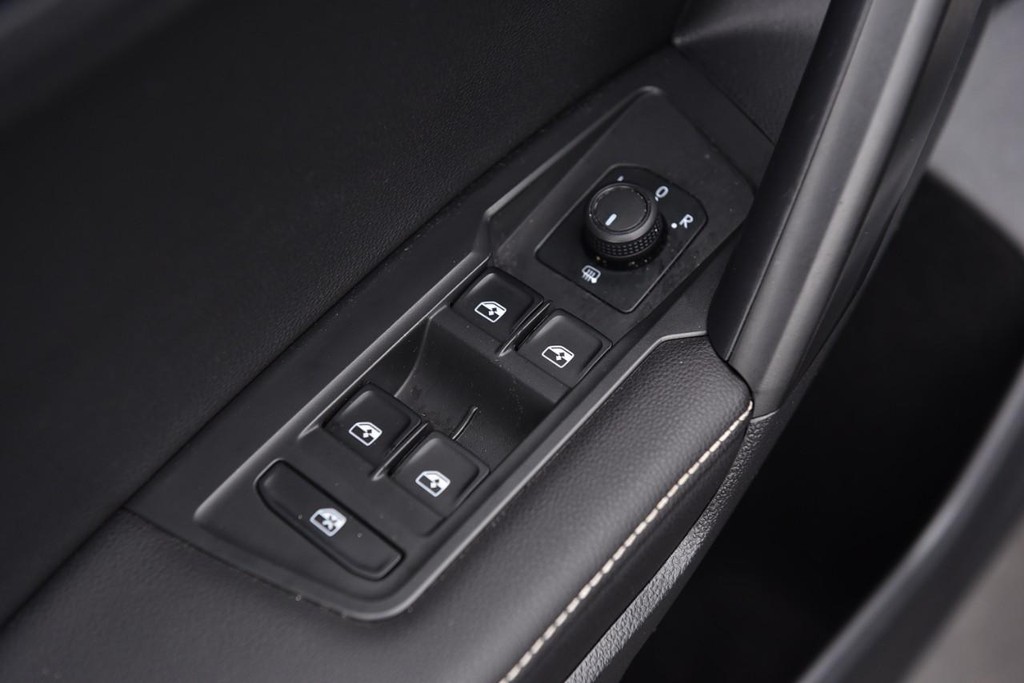 Volkswagen Tiguan Vehicle Full-screen Gallery Image 8