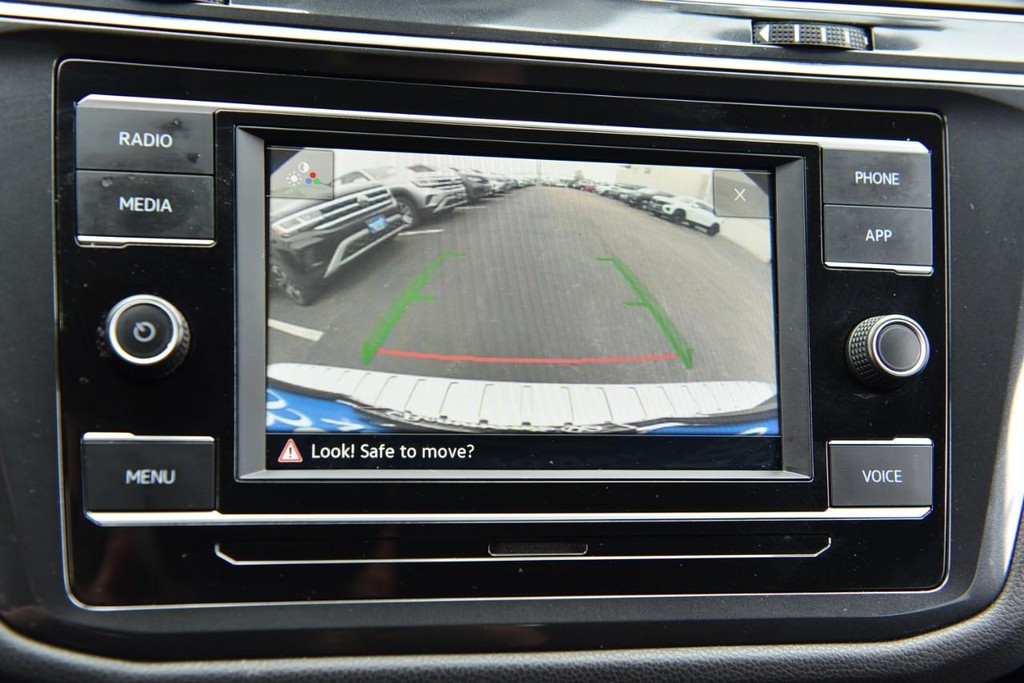 Volkswagen Tiguan Vehicle Full-screen Gallery Image 11