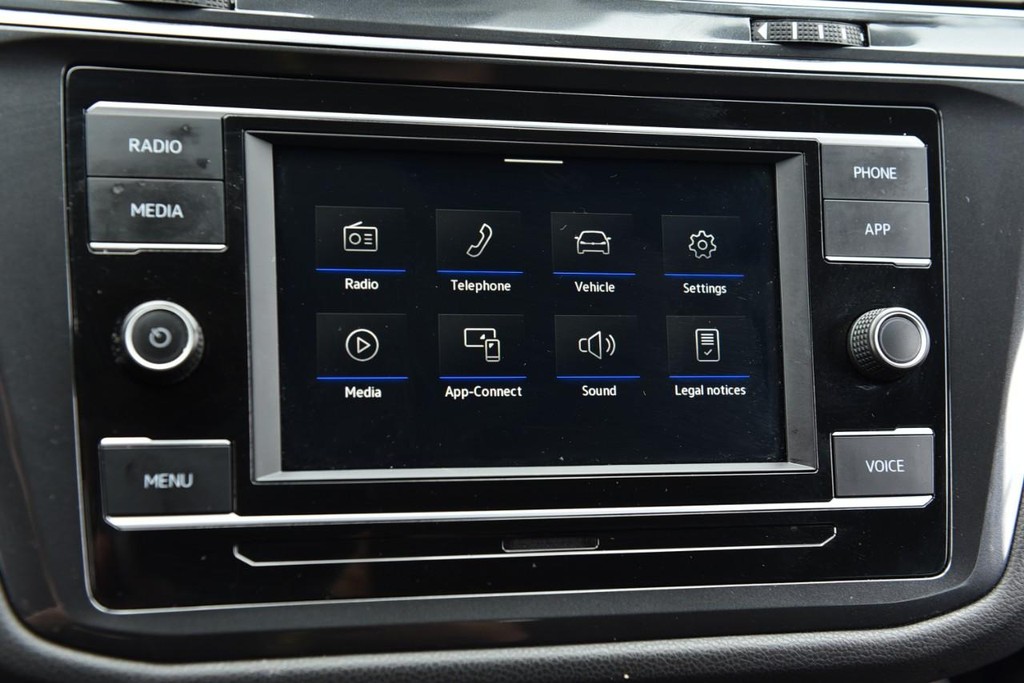 Volkswagen Tiguan Vehicle Full-screen Gallery Image 12