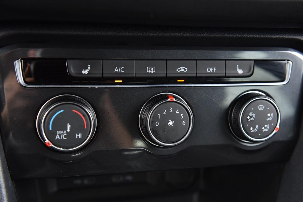 Volkswagen Tiguan Vehicle Full-screen Gallery Image 13