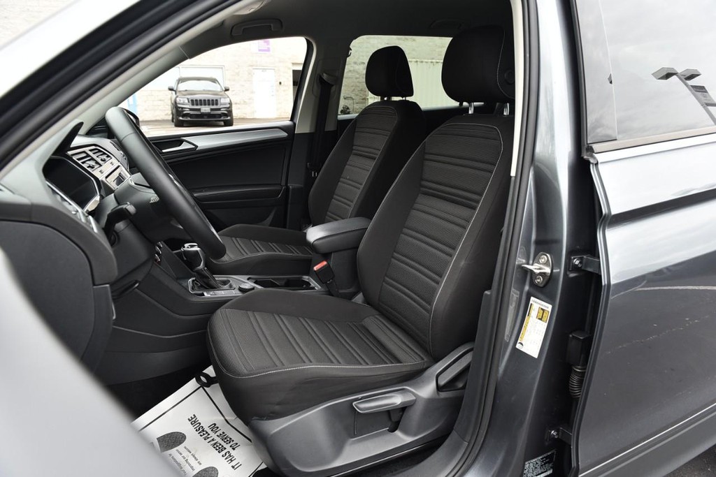 Volkswagen Tiguan Vehicle Full-screen Gallery Image 18