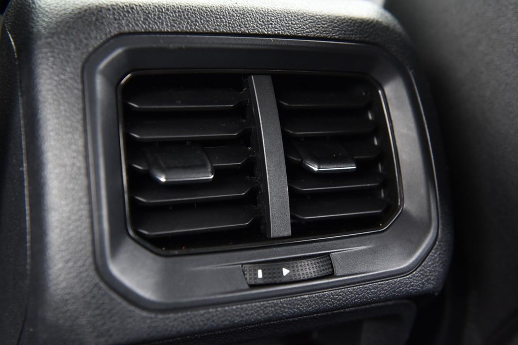 Volkswagen Tiguan Vehicle Full-screen Gallery Image 21