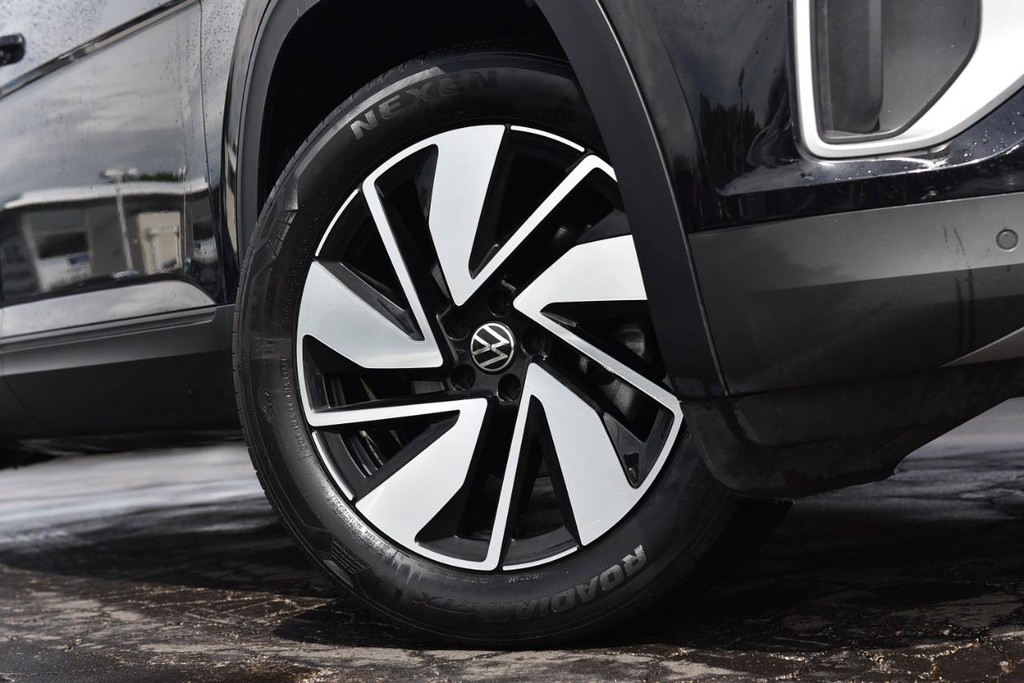 Volkswagen Atlas Vehicle Full-screen Gallery Image 3