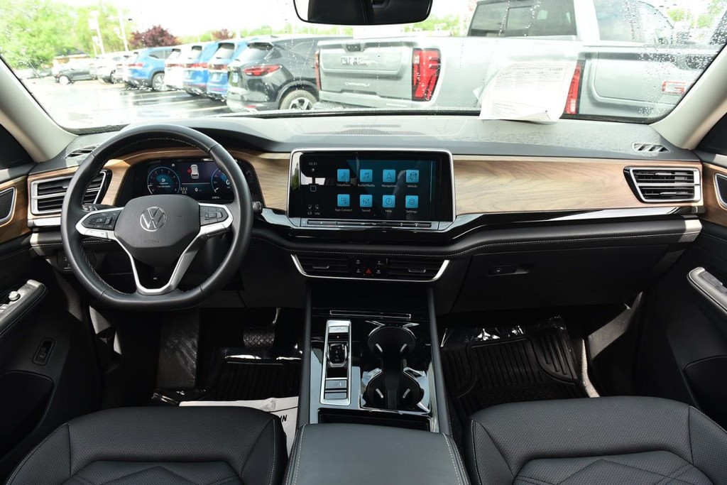 Volkswagen Atlas Vehicle Full-screen Gallery Image 7