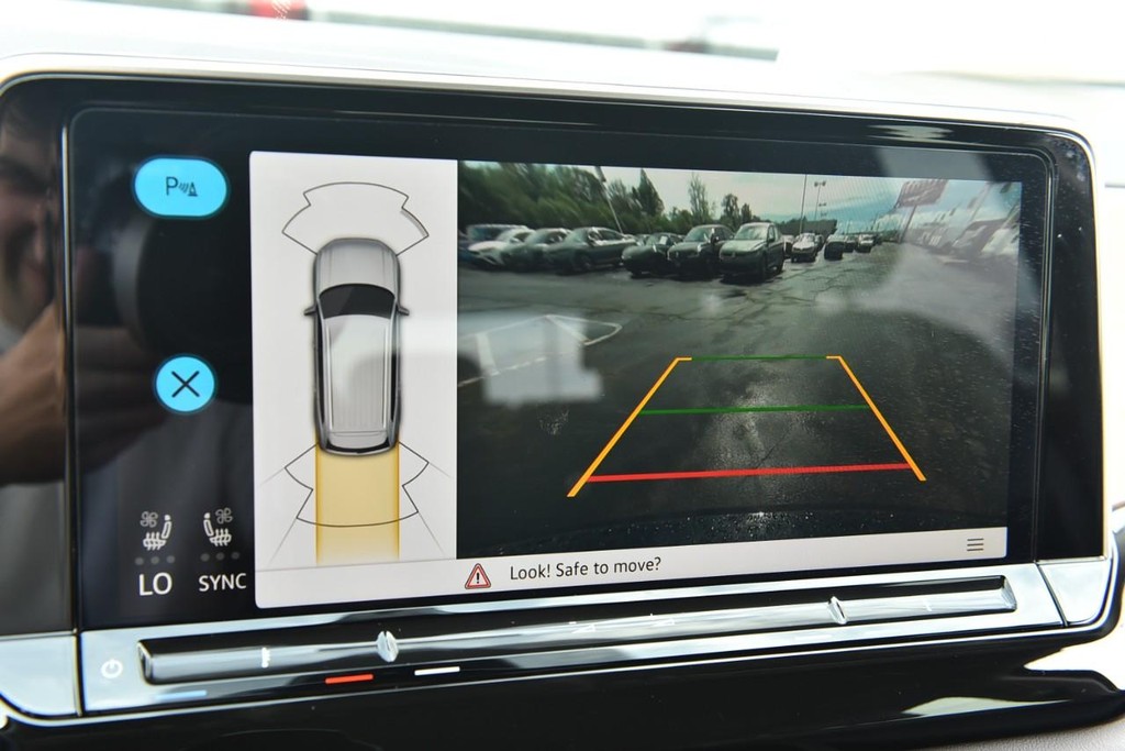 Volkswagen Atlas Vehicle Full-screen Gallery Image 13