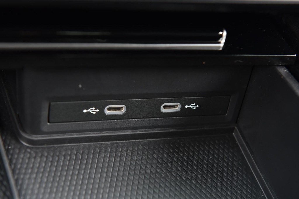 Volkswagen Atlas Vehicle Full-screen Gallery Image 16