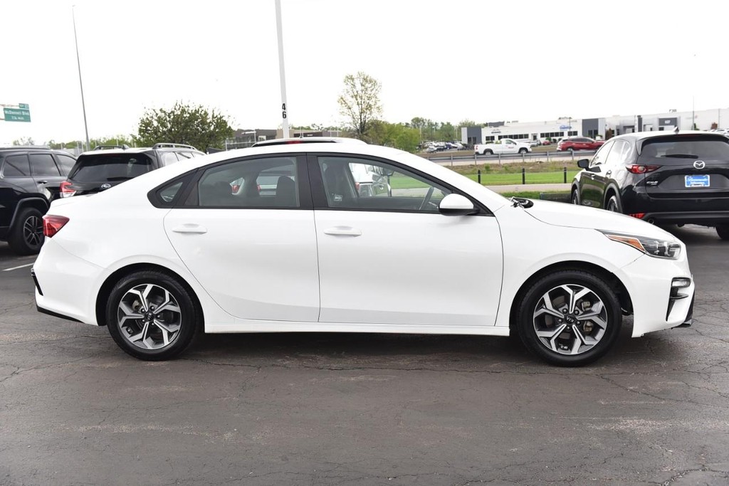 Kia Forte Vehicle Full-screen Gallery Image 5