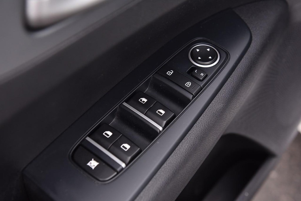 Kia Forte Vehicle Full-screen Gallery Image 8