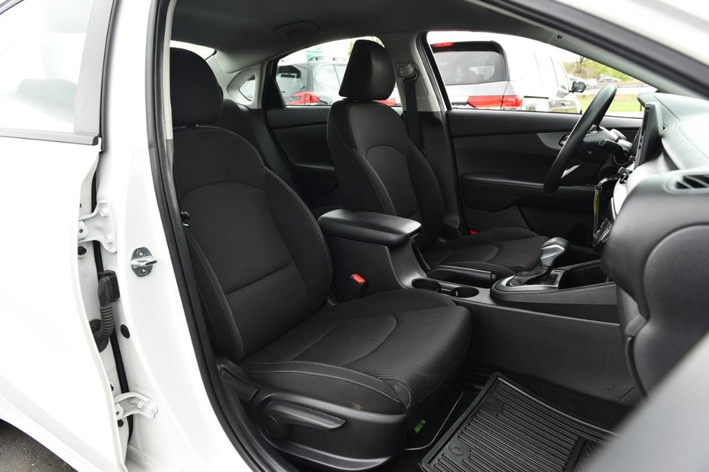 Kia Forte Vehicle Full-screen Gallery Image 18