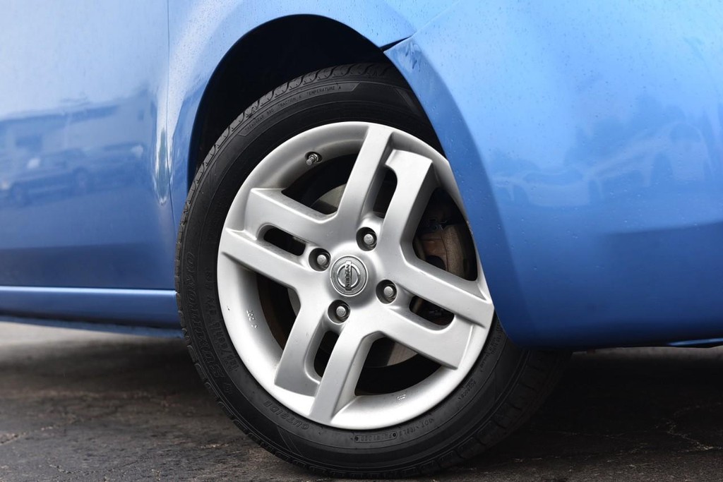 Nissan Cube Vehicle Full-screen Gallery Image 3