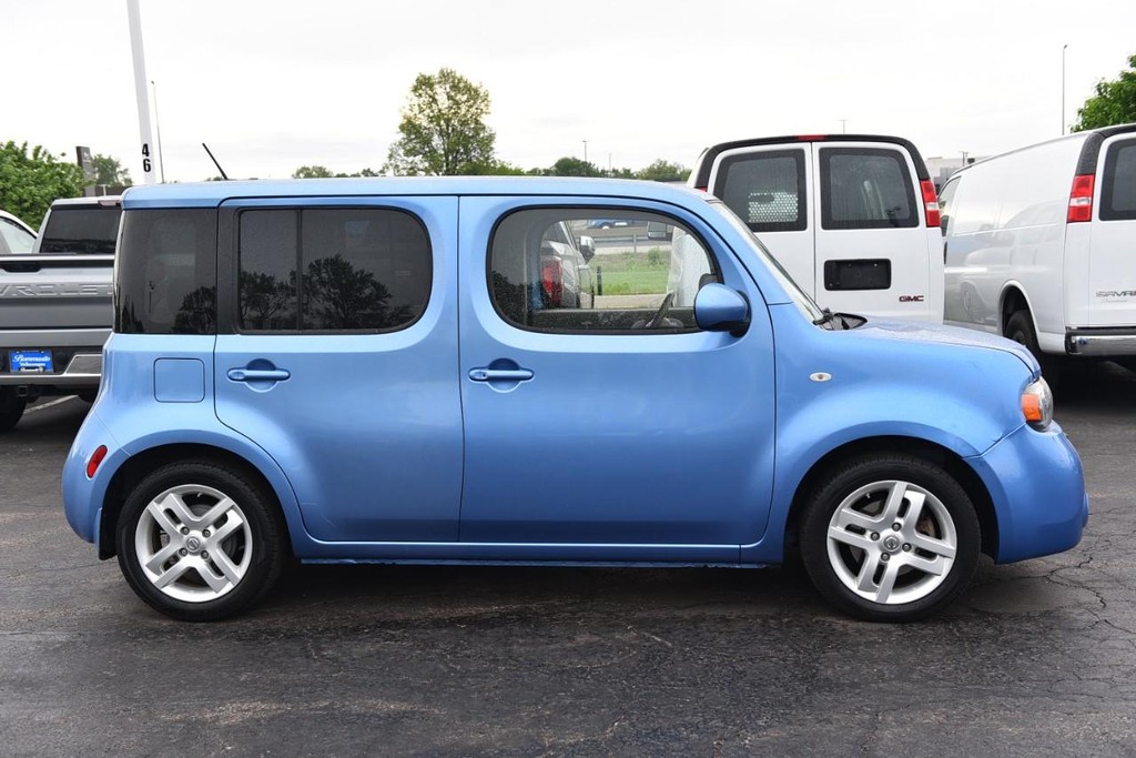 Nissan Cube Vehicle Full-screen Gallery Image 5