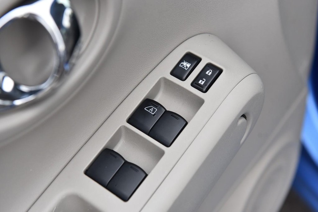 Nissan Cube Vehicle Full-screen Gallery Image 8