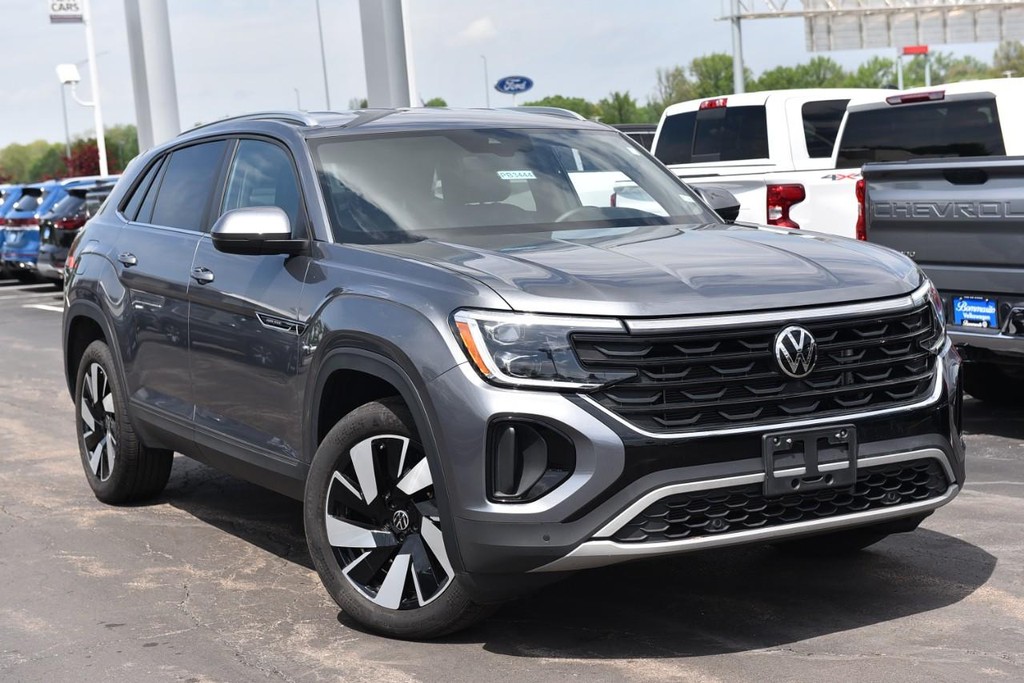 Volkswagen Atlas Cross Sport Vehicle Full-screen Gallery Image 2