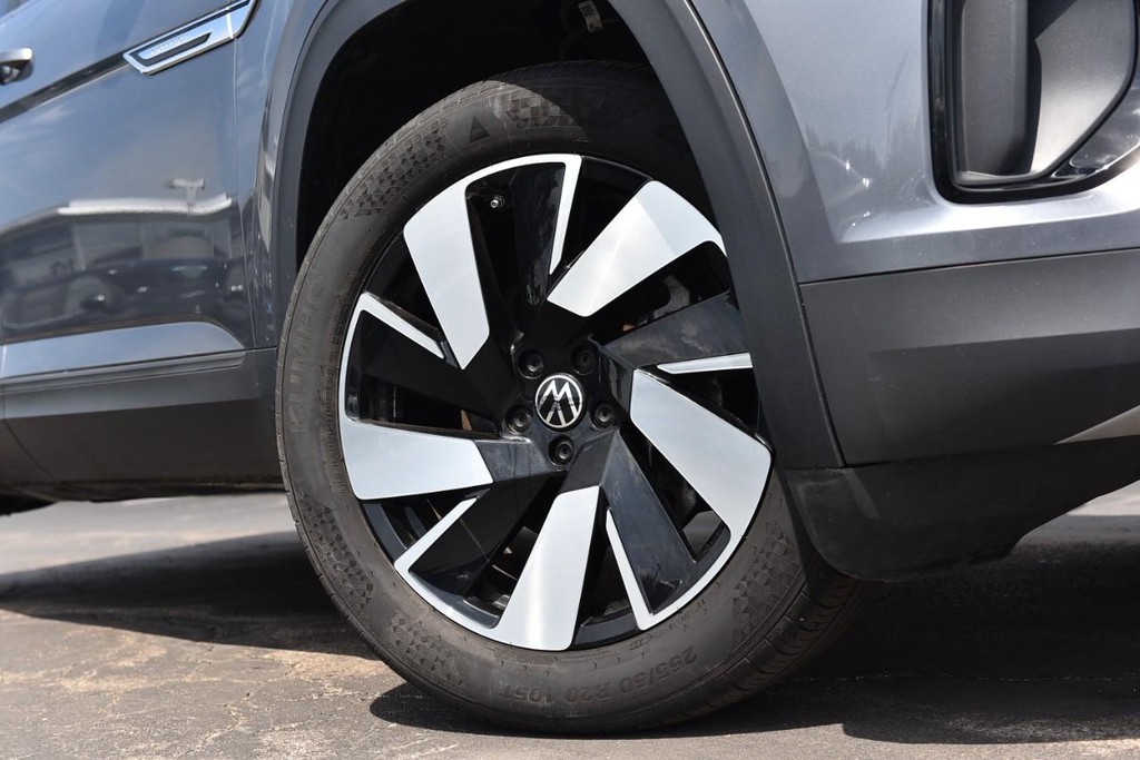Volkswagen Atlas Cross Sport Vehicle Full-screen Gallery Image 3
