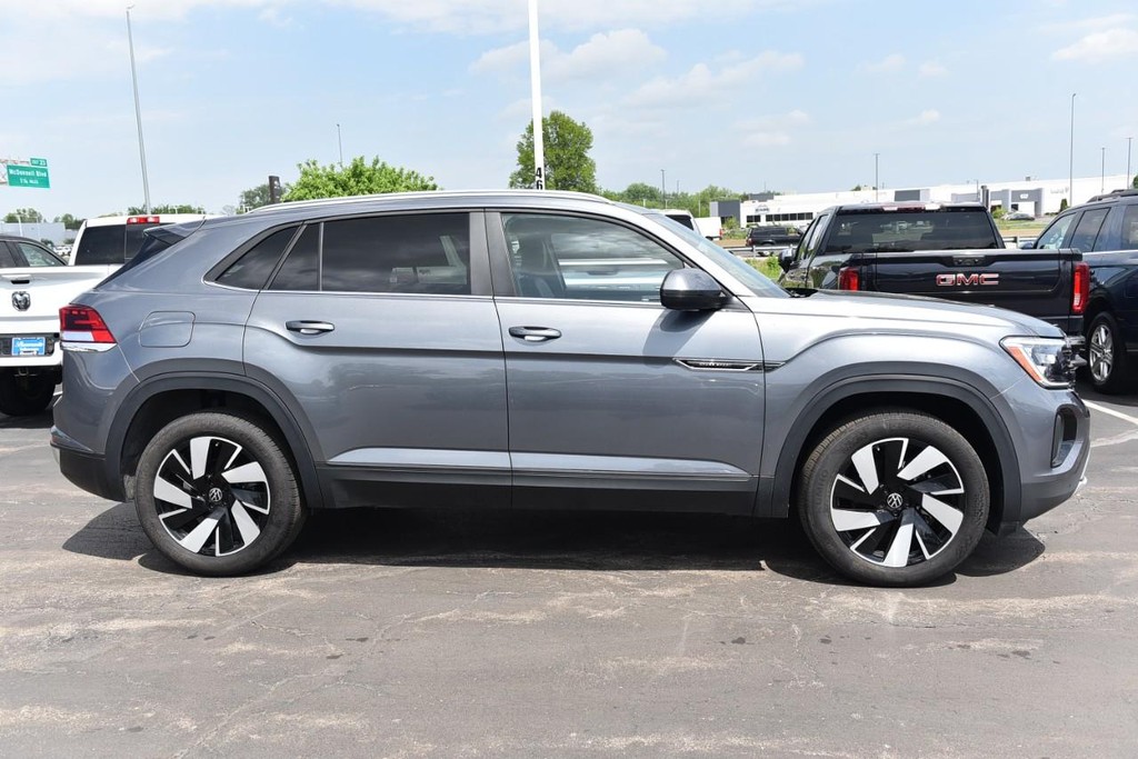 Volkswagen Atlas Cross Sport Vehicle Full-screen Gallery Image 5