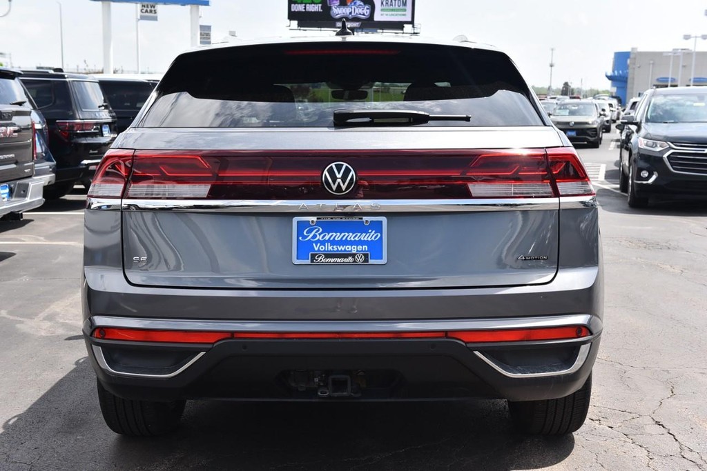 Volkswagen Atlas Cross Sport Vehicle Full-screen Gallery Image 6