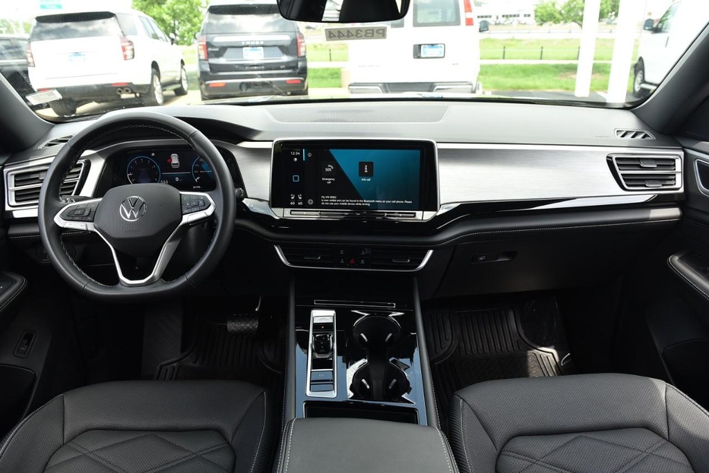 Volkswagen Atlas Cross Sport Vehicle Full-screen Gallery Image 7