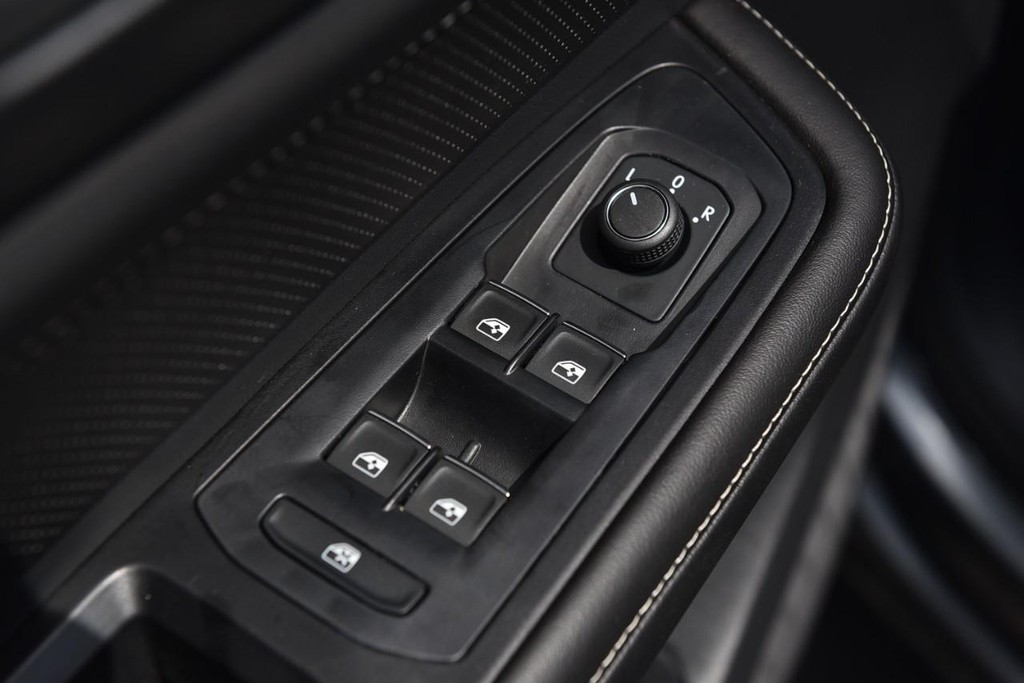 Volkswagen Atlas Cross Sport Vehicle Full-screen Gallery Image 8