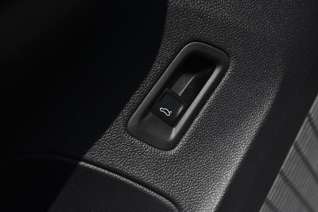 Volkswagen Atlas Cross Sport Vehicle Full-screen Gallery Image 9