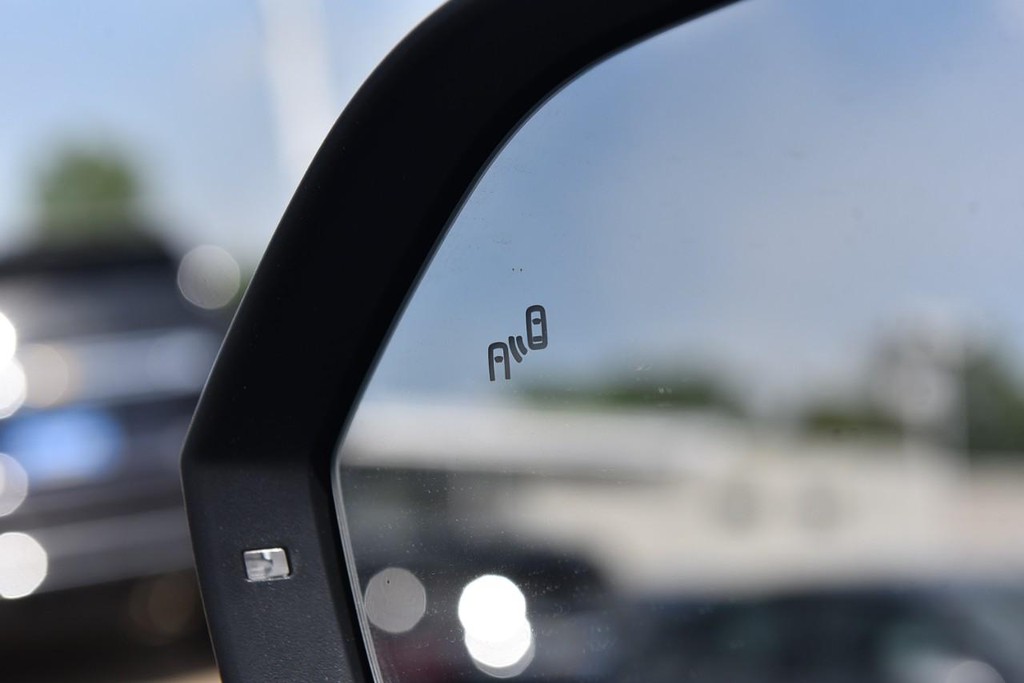 Volkswagen Atlas Cross Sport Vehicle Full-screen Gallery Image 10