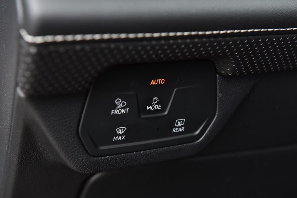 Volkswagen Atlas Cross Sport Vehicle Full-screen Gallery Image 11