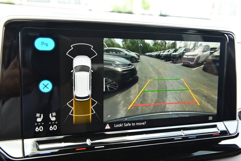 Volkswagen Atlas Cross Sport Vehicle Full-screen Gallery Image 13