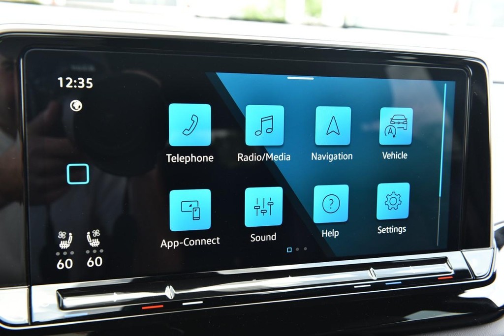 Volkswagen Atlas Cross Sport Vehicle Full-screen Gallery Image 14