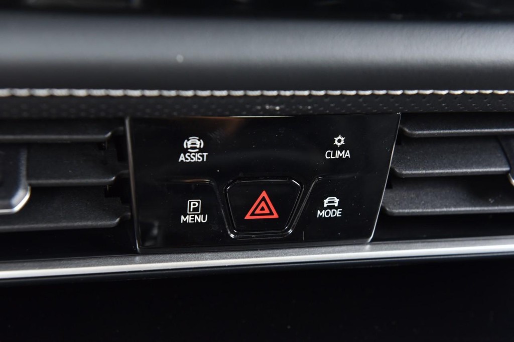 Volkswagen Atlas Cross Sport Vehicle Full-screen Gallery Image 15