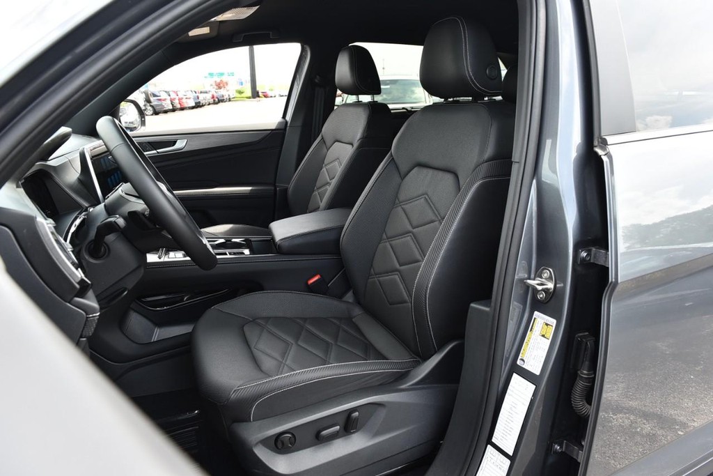 Volkswagen Atlas Cross Sport Vehicle Full-screen Gallery Image 19