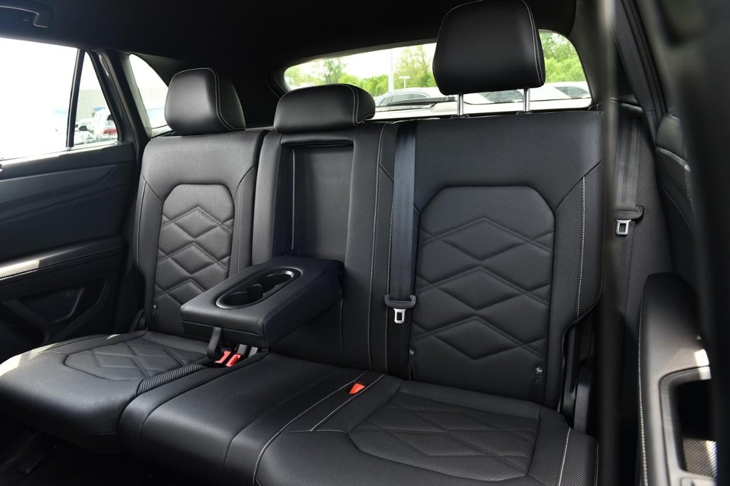 Volkswagen Atlas Cross Sport Vehicle Full-screen Gallery Image 21