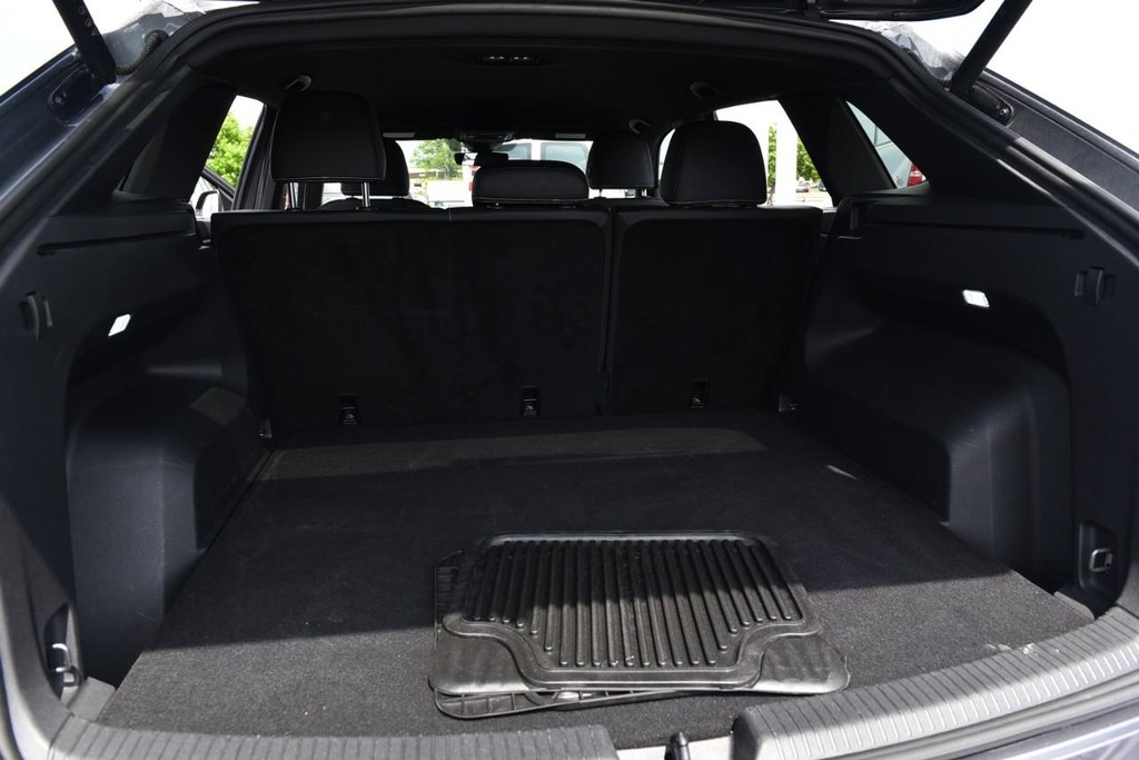 Volkswagen Atlas Cross Sport Vehicle Full-screen Gallery Image 24