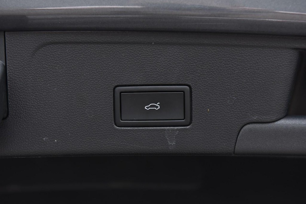 Volkswagen Atlas Cross Sport Vehicle Full-screen Gallery Image 25