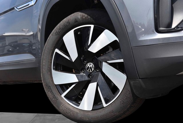 Volkswagen Atlas Cross Sport Vehicle Image 03