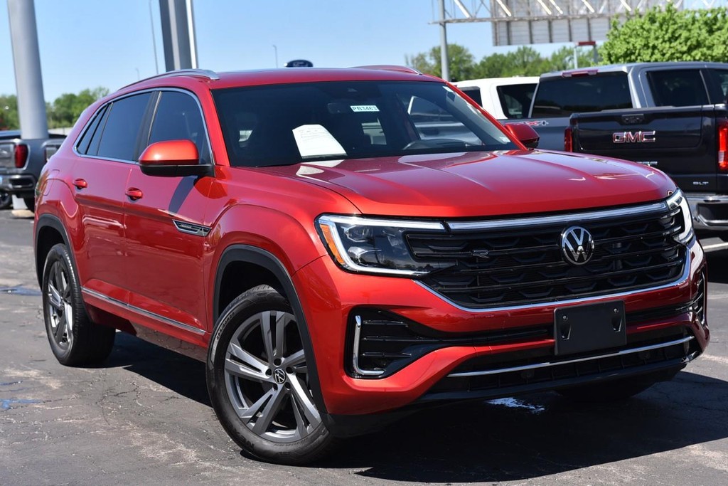 Volkswagen Atlas Cross Sport Vehicle Full-screen Gallery Image 2