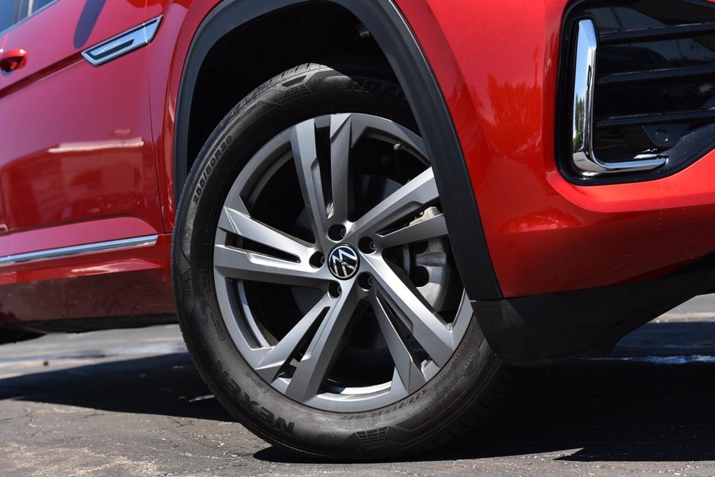 Volkswagen Atlas Cross Sport Vehicle Full-screen Gallery Image 3