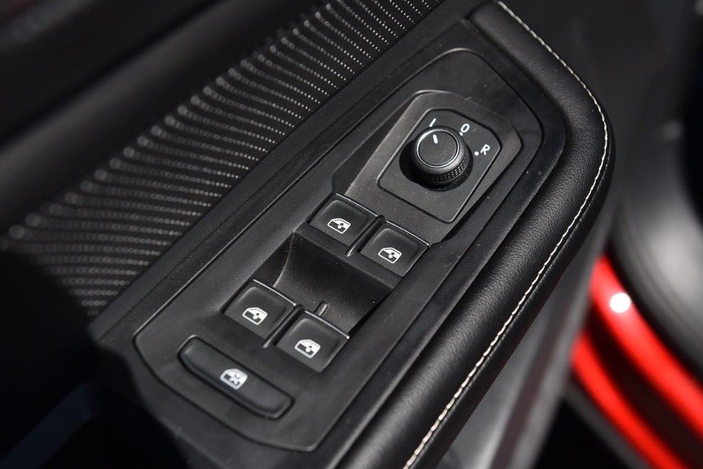 Volkswagen Atlas Cross Sport Vehicle Full-screen Gallery Image 8